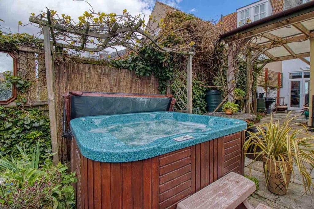 Large Character Home, Hot Tub, Beach 5 Min Walk Gorleston-On-Sea Bagian luar foto